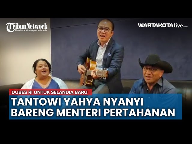 Duta Besar Indonesia untuk Selandia Baru Tantowi Yahya Bernyanyi bersama Menteri Pertahanan Ron Mark class=