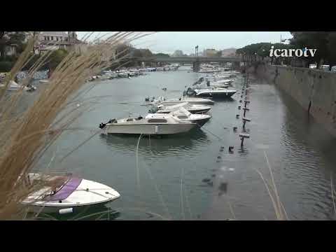 Il porto di Rimini come Venezia. L'acqua tracima e invade la banchina