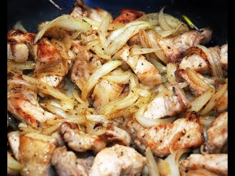 Свинина жареная на сковороде с луком. Delicious pork fried with onions.