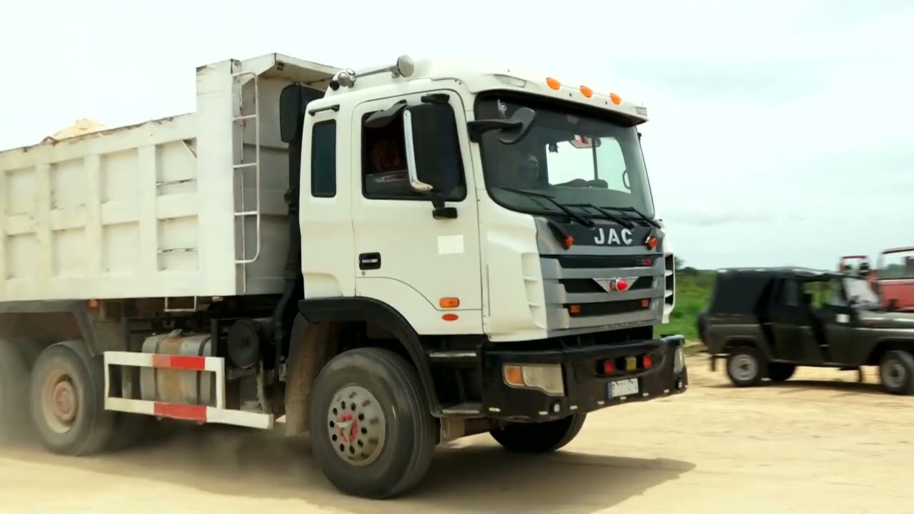 Autoridades supervisan avances del Parque Solar Fotovoltaico 