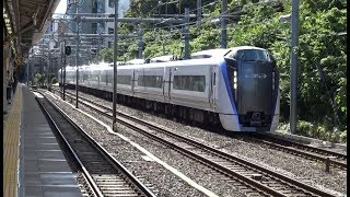 千駄ヶ谷駅前をゆっくりと走行する中央本線特急あずさとなる回送列車のE353系