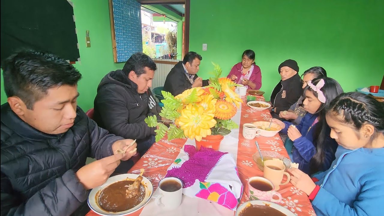 ✅️😃Con una deliciosa comida despedimos el año 2025. 🙏🙌