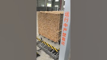 Automatic stacking machine for wood strip for pallet or wood factory