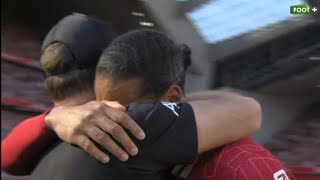 🥺❤️ Jurgen Klopp and Virgil van Dijk in an emotional embrace after the final whistle Resimi