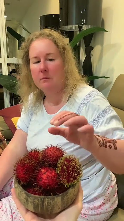 MUM tries RAMBUTAN for FIRST TIME 😱🇲🇾