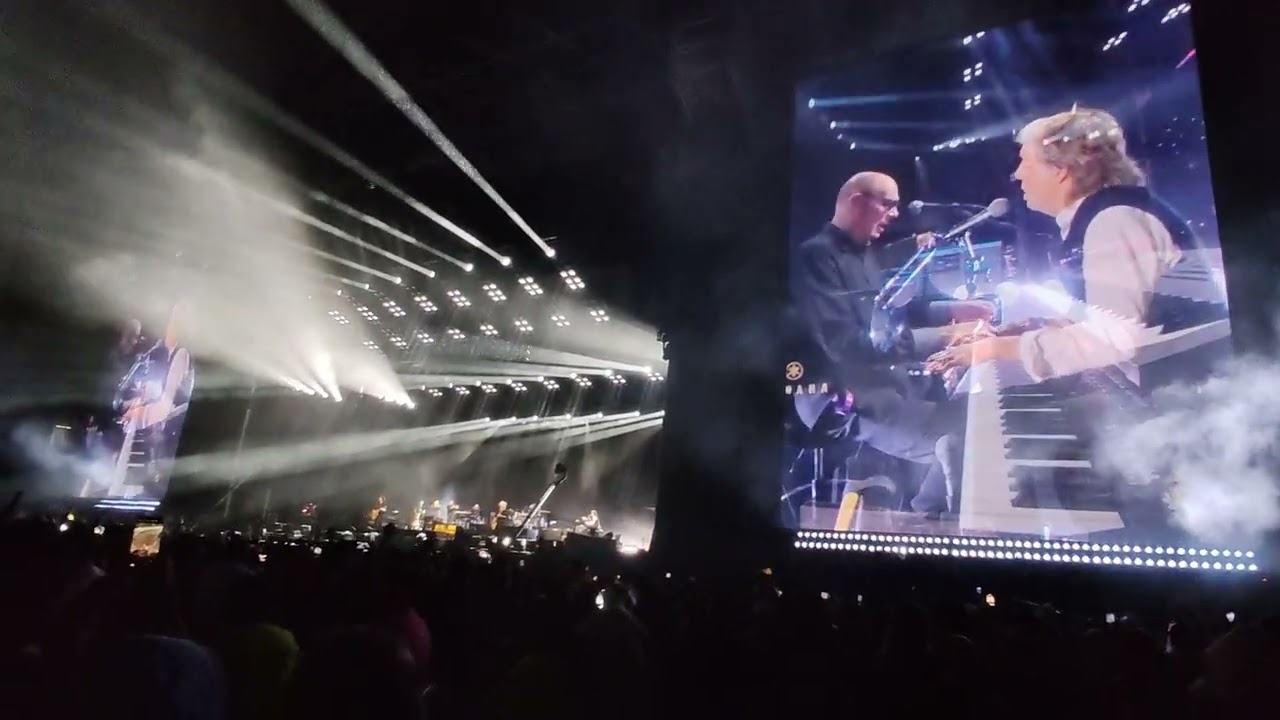 Paul McCartney - Golden Slumbers/Carry that Weight/ The End. Final épico con lluvia en Monterrey.