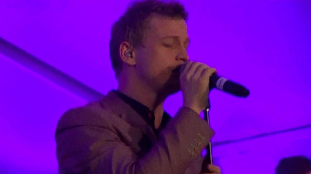 Luke Kennedy performs "O Holy Night" at North Lakes Christmas Carols