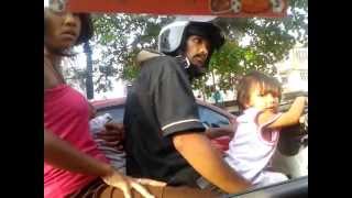Naik Motor Pakai Singlet Bawa Anak