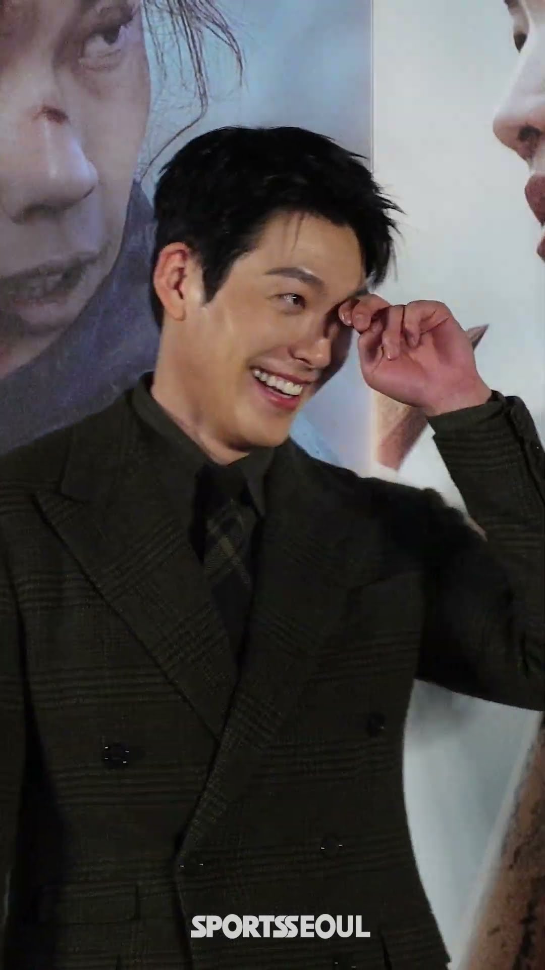 김우빈, 더욱 넓어진 태평양 어깨