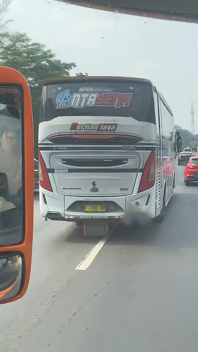 Tipis‼️ hampir senggolan Berlian Jaya dan Bisku #huntingbus #busmania #akap