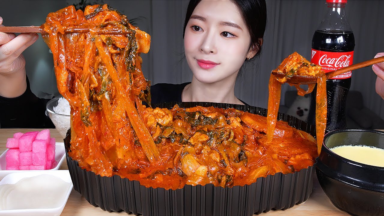 ASMR MUKBANG Spicy Braised Chicken with Dried Raddish Leaves (Siraegi Jjimd...