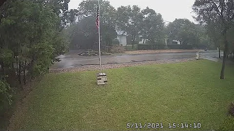 WATCH: Lightning strike hits residential area during stormy weather - DayDayNews