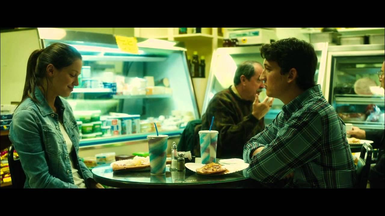 Watch video scene. Сидит перед телевизором. Телевизор с интернетом. Дж к симмонс и майлз теллер. Проектор в интерьере.