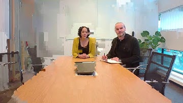 Huddly IQ: Genius Framing Demo in meeting room