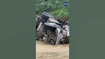 Lời kể của cứu hộ khi tìm thấy tài xế bị lũ cuốn