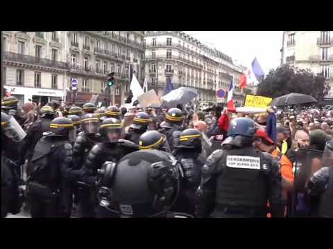 MOVE BACK! France showing us how to protest