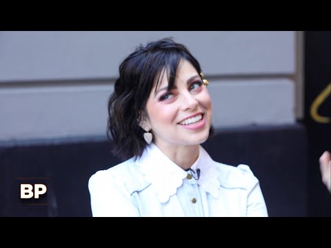 Video: Actrița Krysta Rodriguez Discută Despre Ziua Zilei A Netflix