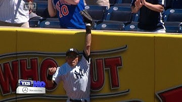Ichiro makes an amazing leaping catch to rob a home run