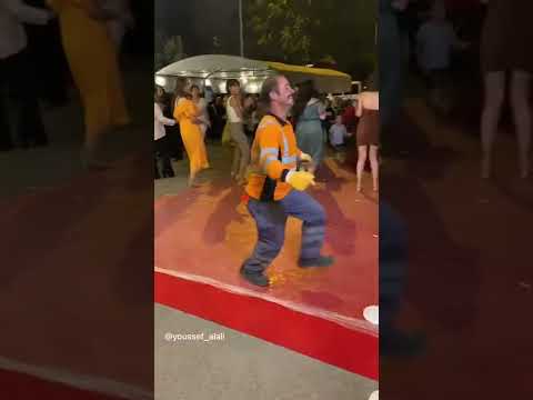 عامل نظافة تركي يرقص في زواج    