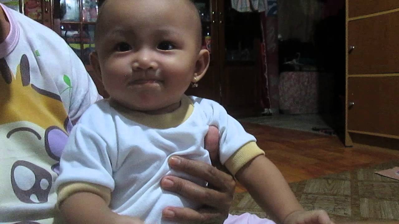 Aksi Lucu Bayi Najla Aqila 6 Bulan Mainin Kaos Kakinya Sambil