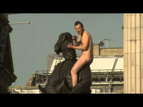 შიშველი კაცი ძეგლზე ))