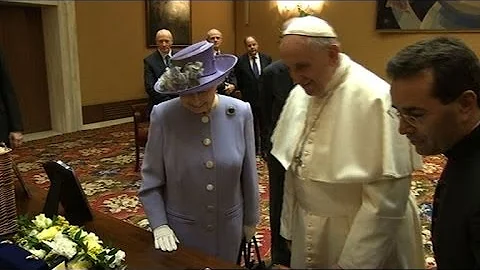 Rainha Elizabeth II encontra Papa Francisco