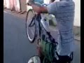 Empinando bicicleta motorizada até perder as peças da bicicleta
