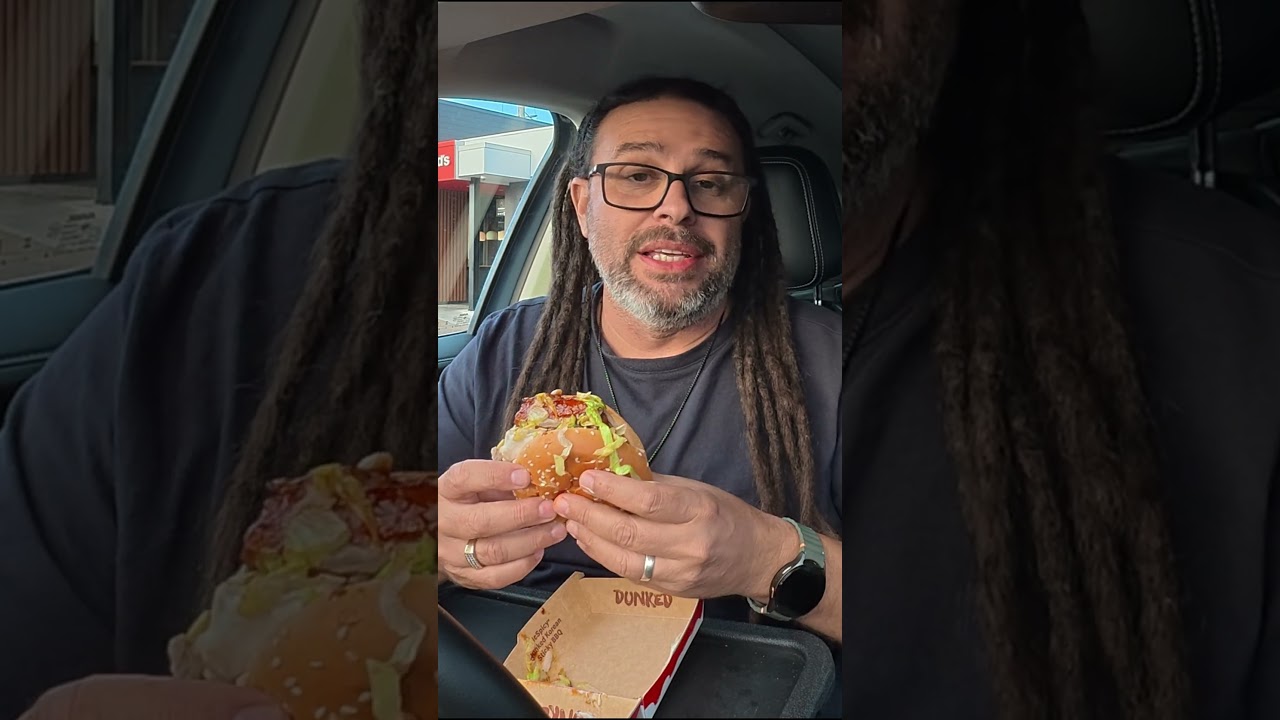 Macca’s NEW Korean Sticky BBQ burger… 🔥This thing is LOADED with sauce 😳🍔