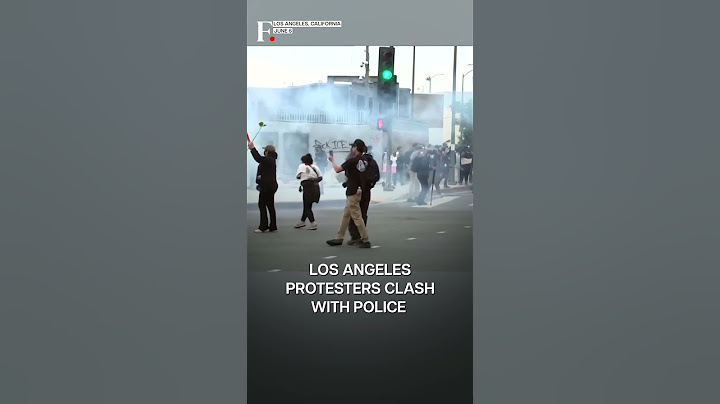 Anti-Immigration Crackdown Protesters Clash with Police | Subscribe to Firstpost | N18G