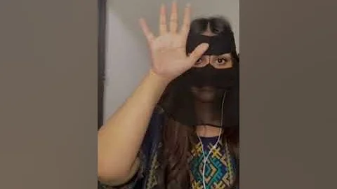 مكوتي وردية وعليها شامة احتاج خيال يدكها خمس خيوط بلا توقف 