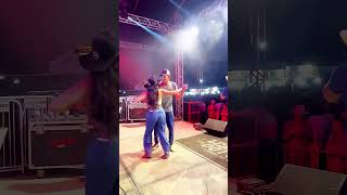 Casal Dançando No Palco Com A Música Vestidinho Preto