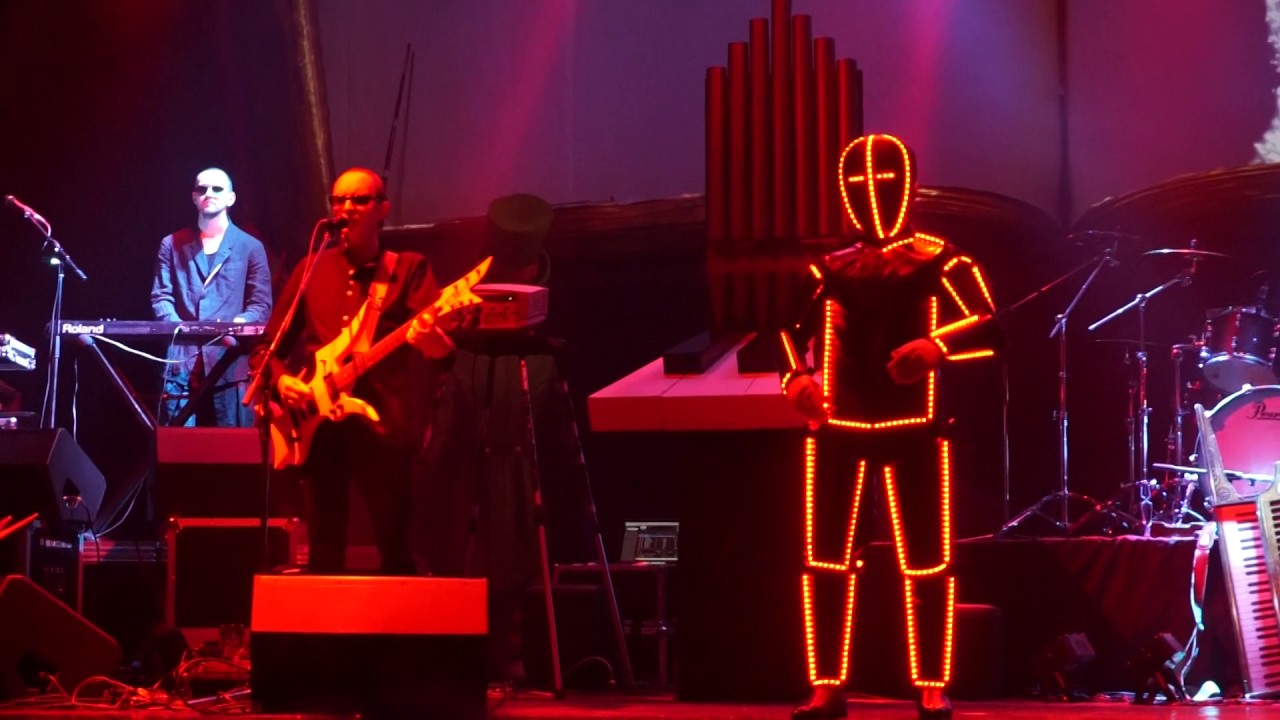 Пикник кукла с человеческим лицом клип. Группа пикник кукла с человеческим лицом. Пикник кукла с человеческим. Группа пикник манекен с человеческим лицом. Группа пикник манекен с человеческим лицом.