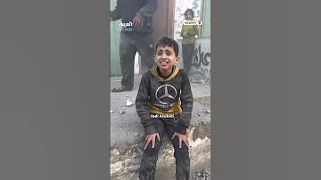 طفل فلسطيني يصرخ باكيا بعد مقتل أخيه وأبيه في قصف إسرائيلي 