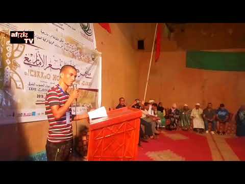 الشاعر الشاب حسن وقلو حالكا في ملتقى الشعر الامازيغي بالجنوب الشرقي