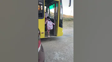 ميرال وميسم رايحين المدرسه يركبون الباص 