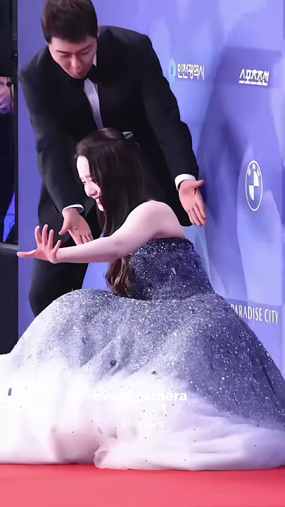 Tripped, but ended up looking like a drama character? #kpop #shorts #yoona
