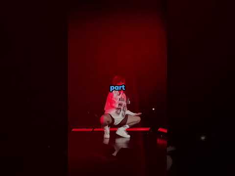 Billie Eilish Gave FREE T SHIRTS To Her Fans During Her SHOW