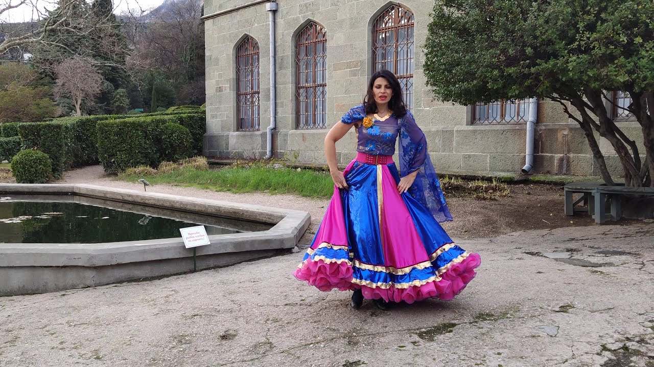 давайте девочки разучим цыганский. цыганский цветок. давайте девочки разучим цыганский. народный танец цыганочка. цыганка танцует.