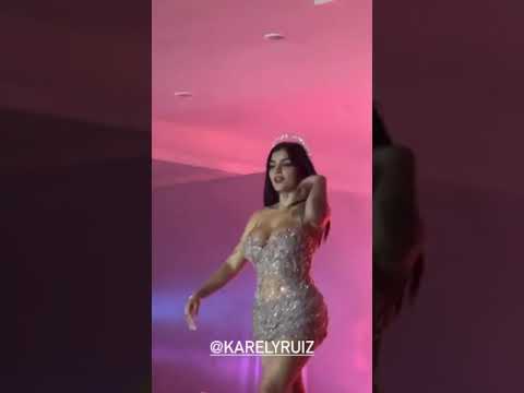 Karely Ruiz brilla en pasarela de Jorge Hernández