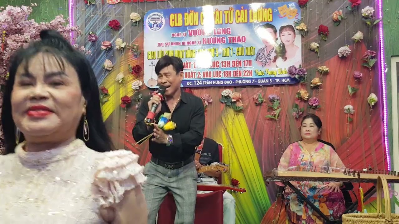 Nghệ sĩ Hoàng Phúc tặng khán giả Tiktok tại CLB ĐCTT VƯƠNG LONG HƯƠNG THẢO Q5 0909061778