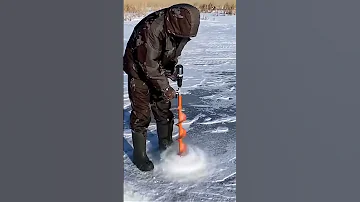 Виктор в шоке как он бурит. #шуруповёрт #зимняярыбалка