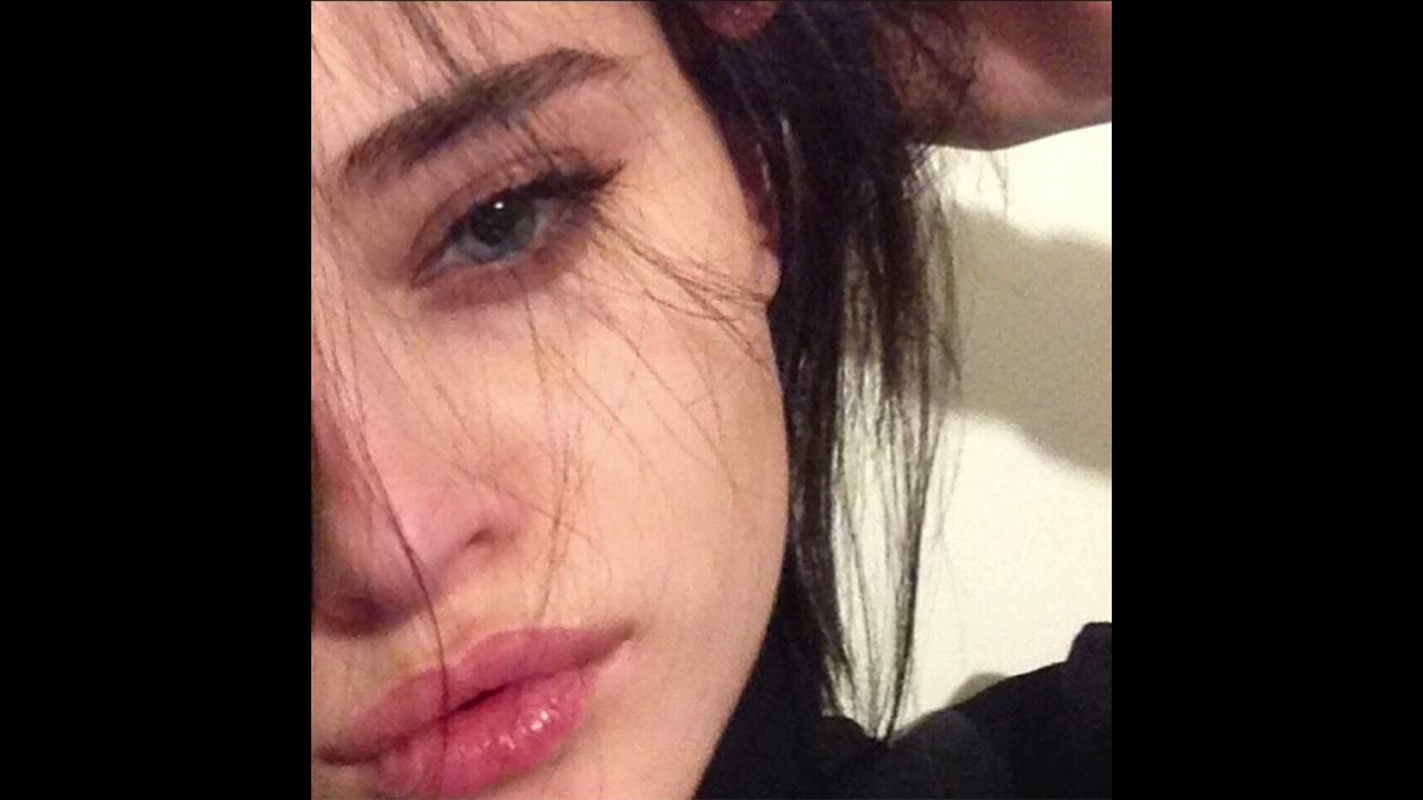 Слезы на щеках что дура. Слёзы на щеках. Слезы на щеках что дура. Слезы на щеках что дура. Девушка со слезой на щеке.