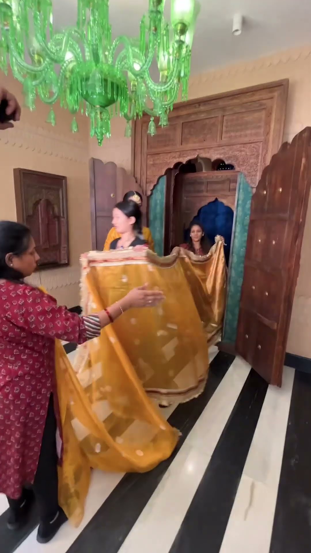 Upset Nisha ? Meanwhile my Stunner in Saree ❤️ Parul Garg