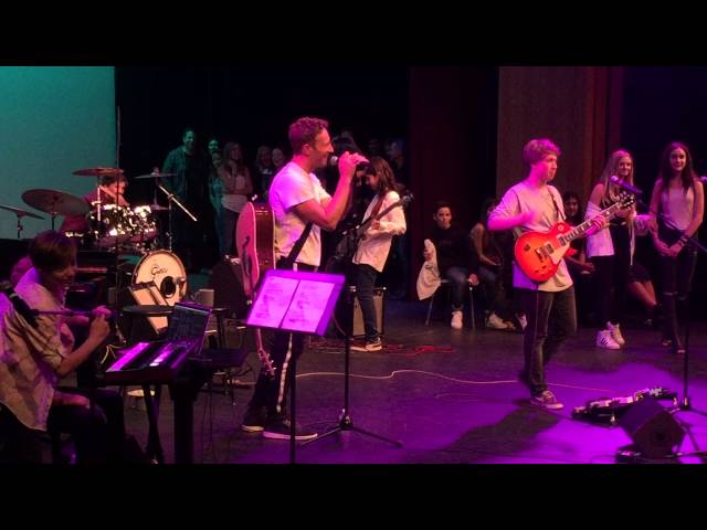 Chris Martin of Coldplay Surprises the Crowd and Joins 8th Grade Rock Band class=