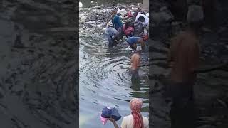 Índia, Bihar: Quantidade de Notas encontradas jogadas no canal em Sasaram de Bihar.