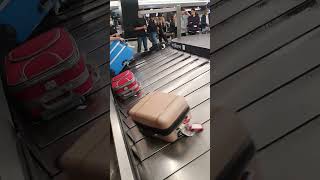 Asi Se Recogen Las Maletas En El Aeropuerto This Is How Bags Is Collected At The Airport 2022
