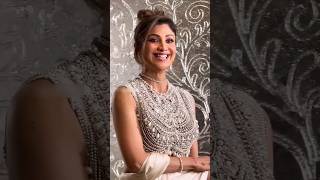 Rani Mukherjee Never Shows Backless Blouse But Shilpa Show