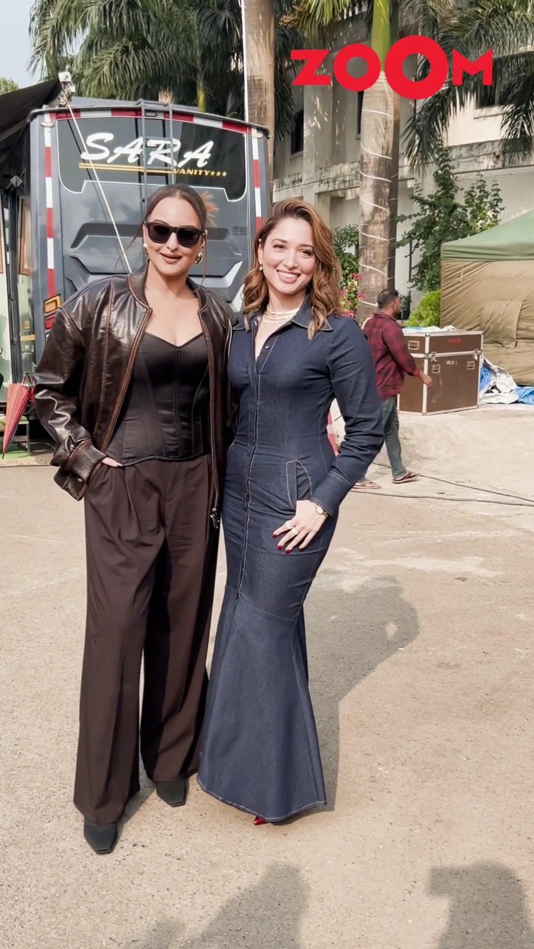 Sonakshi Sinha CUTELY calls Tamannaah Bhatia to POSE TOGETHER for the paps ? #shorts