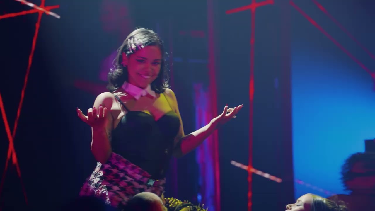 Brooke Simpson Performs 