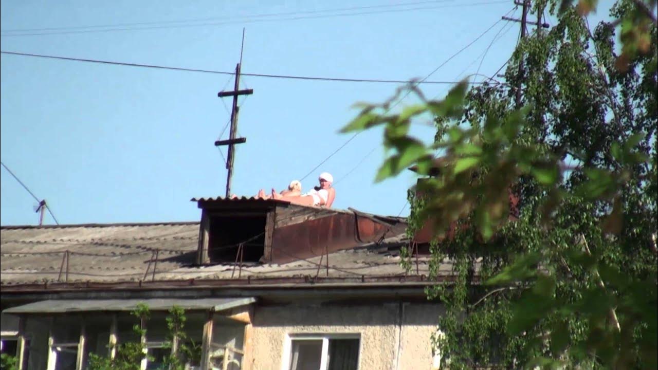 Девушка загорает на крыше. Загорает на крыше. Девушка загорает на крыше. Девочки загорают на крыше. Девушка загорает на крыше.